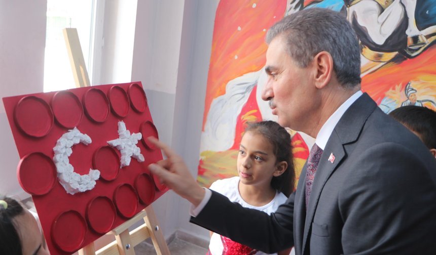 Ceviz kabuğu, fasulye, pet bardaklardan yaptıkları bayrakları sergilediler