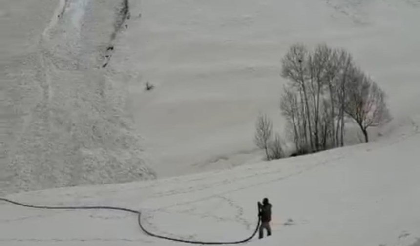Çığ altında kalan su şebekesi devre dışı kaldı; 400 metre boru döşenerek yeniden suya ulaşıldı