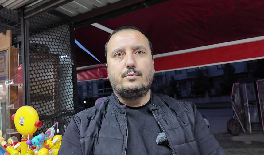 Çocuk parkında kaydırağı yaktılar; olay kamerada