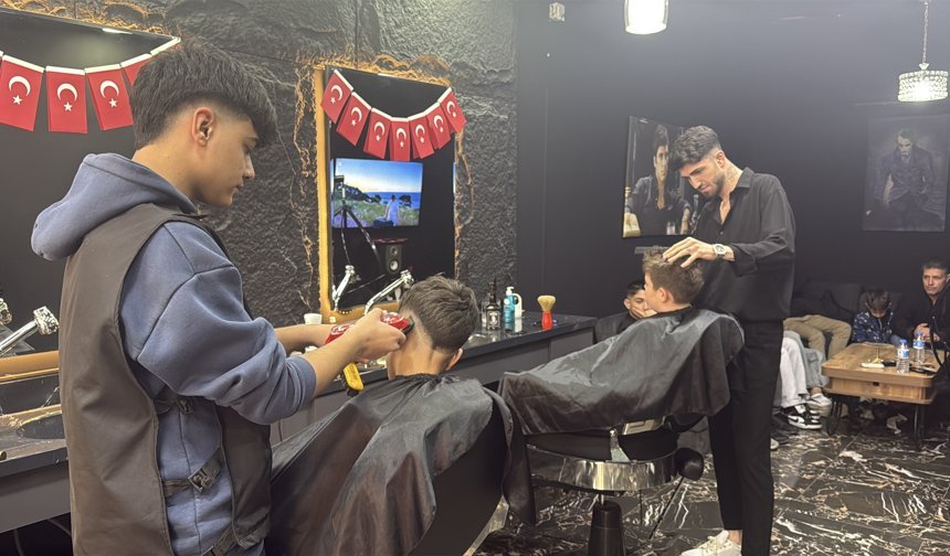 Çocukları tıraş ederek 23 Nisan hediyesi verdi