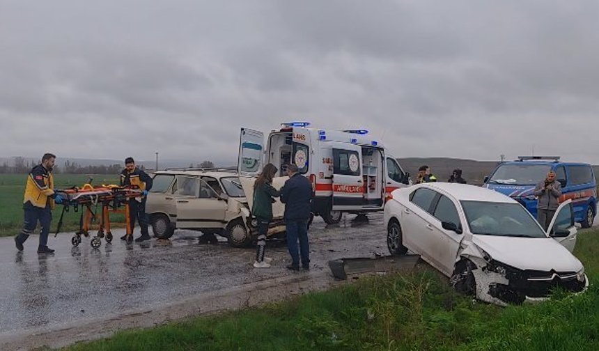 Çorum'da iki otomobil kafa kafaya çarpıştı: 3 yaralı
