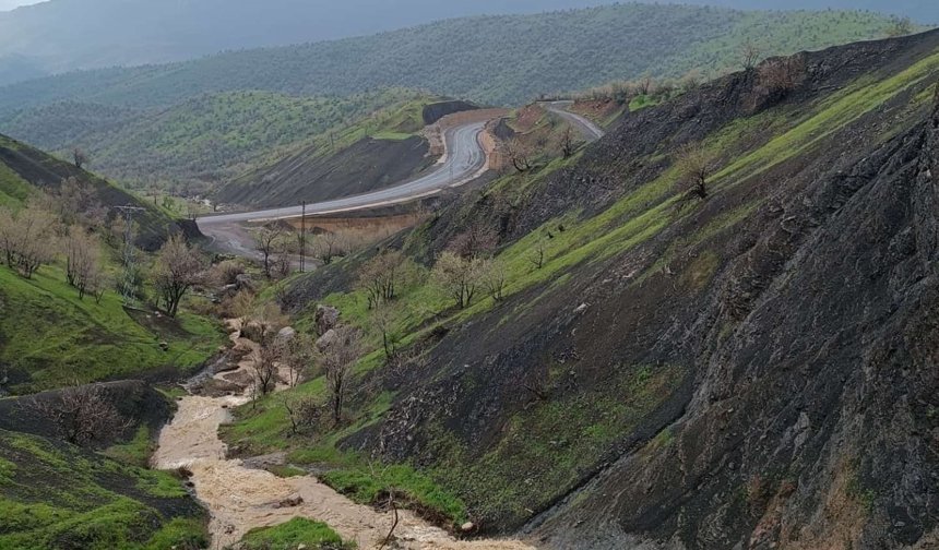 Dere taştı, Şemdinli-Derecik kara yolu ulaşıma kapandı