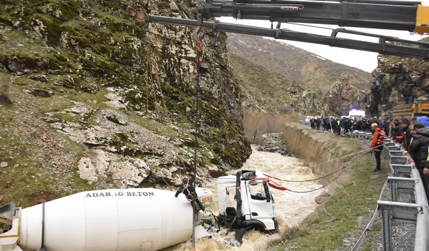 Dereye yuvarlanan beton mikserinin şoförü kayboldu (2)