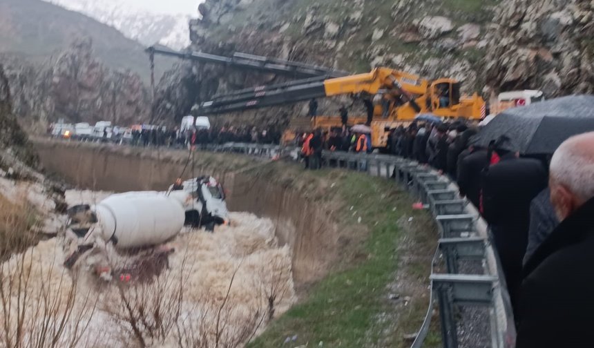 Dereye yuvarlanan beton mikserinin şoförü kayboldu