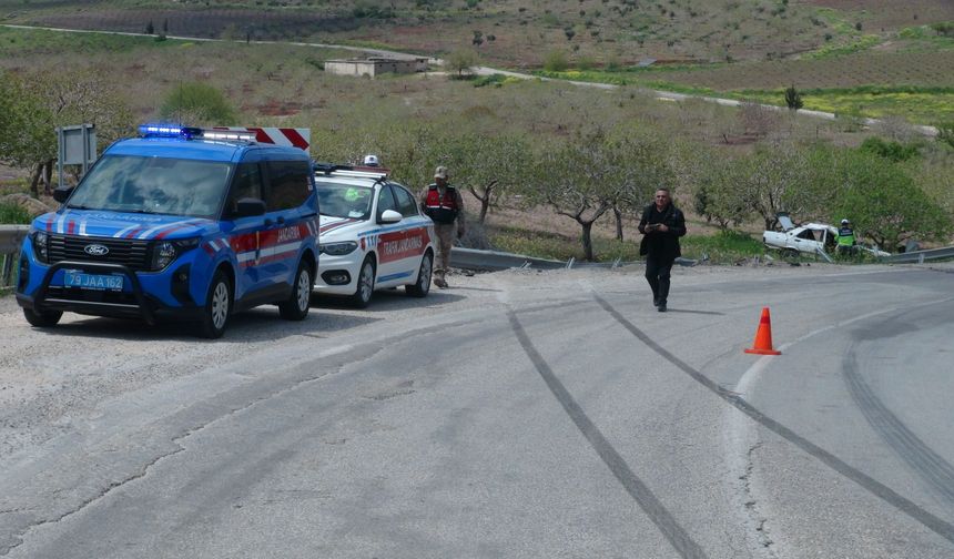 Devrilen otomobildeki 4 kişi yaralandı