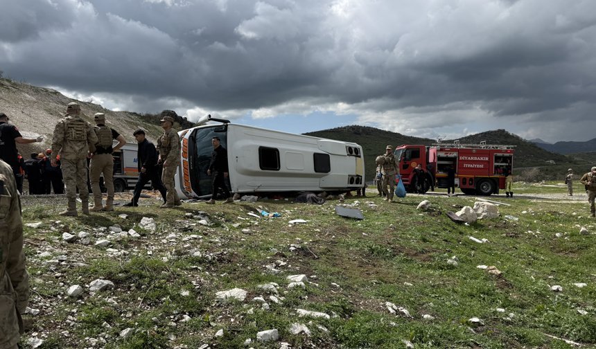 Diyarbakır'da midibüs devrildi: 1 ölü, 12 yaralı