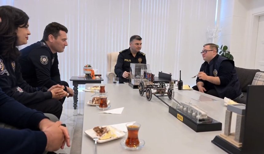 Down sendromlu Uğur'a polis yeleği giydirilip pastalı doğum günü sürprizi yapıldı