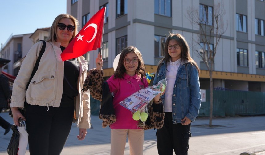 Düşen oyuncaklar çocuklara bayram hediyesi oldu