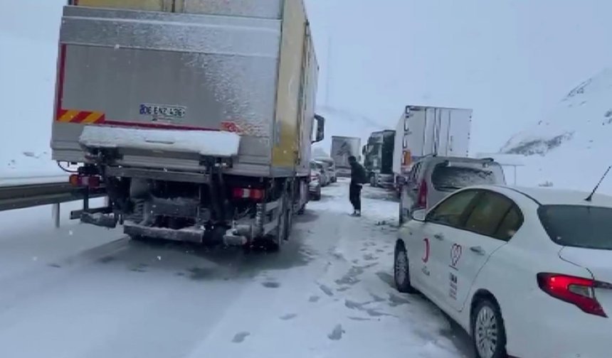 Erzincan- Sivas kara yolu Sakaltutan Geçidi'nde ulaşıma kar engeli