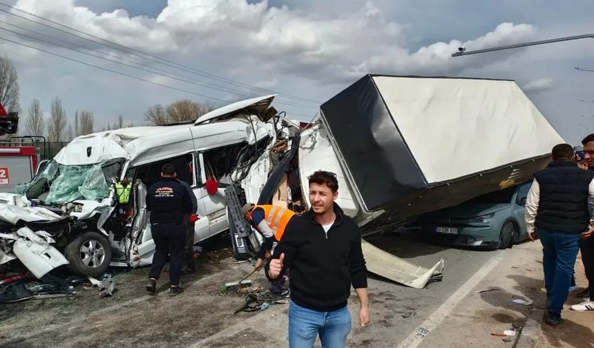 Freni boşalan kamyon, kırmızı ışıkta duran otomobil ve minibüse çarptı: 5 yaralı