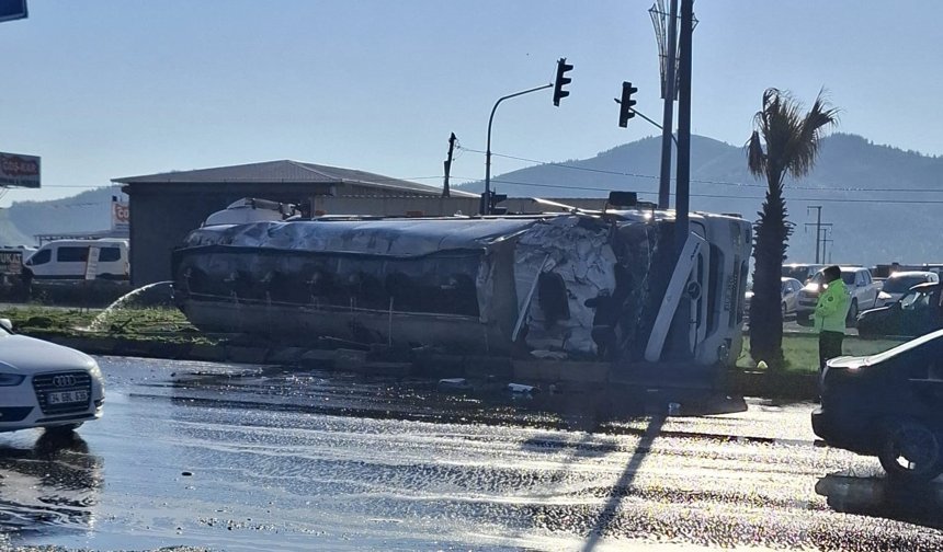 Gaziantep'te tankerin devrildiği kaza kamerada