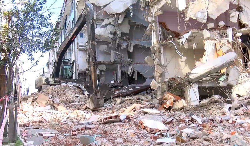 Gaziosmanpaşa'da yıkımda kopan tahta parçası kepçe operatörünün bacağını kırdı