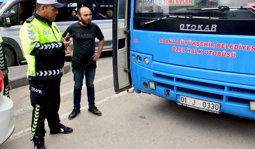 Gereksiz korna kullandığı gerekçesiyle ceza kesildi, gazetecilere hakaret etti