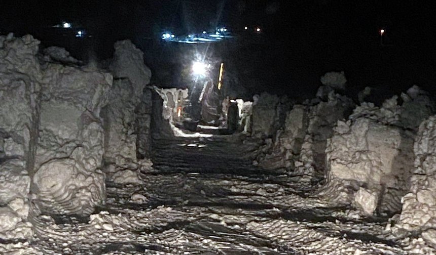 Hasta almaya giderken kara saplanan ambulansı, karla mücadele ekipleri kurtardı