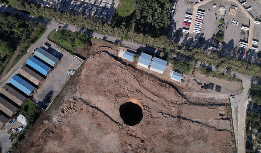 Hatay'da 35 metre çapında obruk oluştu