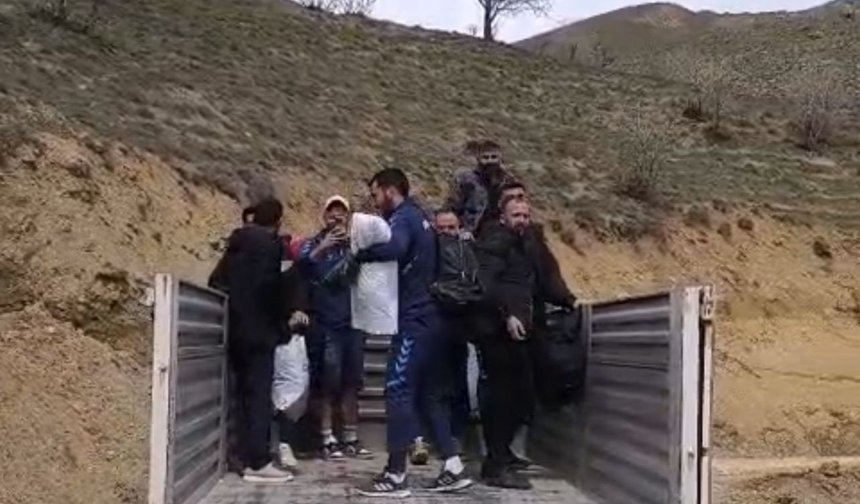 Heyelan nedeniyle 6 gündür kapalı olan Hakkari-Van kara yolu, kontrollü ulaşıma açıldı (2)