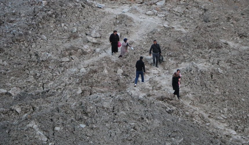 Heyelan nedeniyle 6 gündür kapalı olan Hakkari-Van kara yolu, kontrollü ulaşıma açıldı