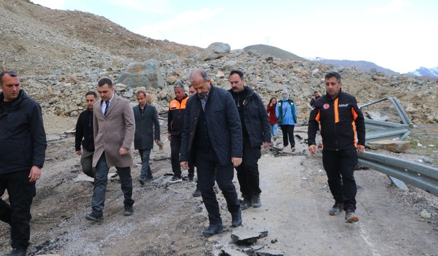 Heyelanın kapattığı Hakkari-Van kara yolunda ulaşım tamamen durdu (2)