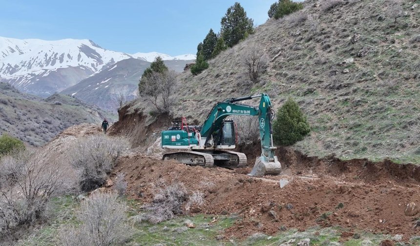 Heyelanın kapattığı Hakkari-Van kara yolunda ulaşım tamamen durdu