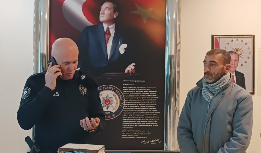 Hurda toplarken bulduğu para ve çeklerin olduğu çantayı sahibine teslim etti