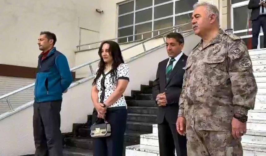 Iğdır protokolü, öğrencilerle bayrak törenine katıldı