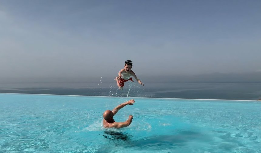 İngiliz oyuncu Jason Statham'dan sonsuzluk havuzunda poz