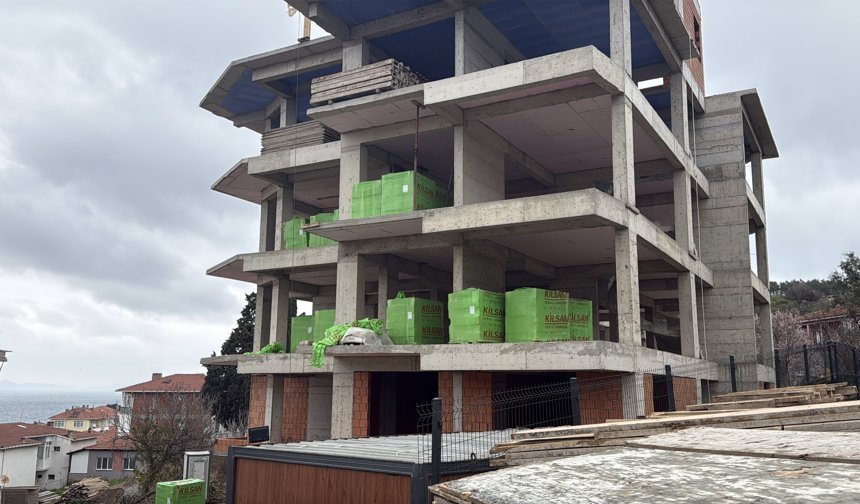 İnşaat alanındaki toprak kayması nedeniyle evi yıkıldı; eşiyle birlikte çocuklarının yanına sığındı