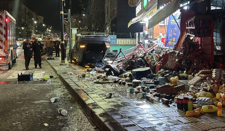 İş yerlerine çarpıp devrilen otomobilin altında kalmaktan son anda kurtuldu