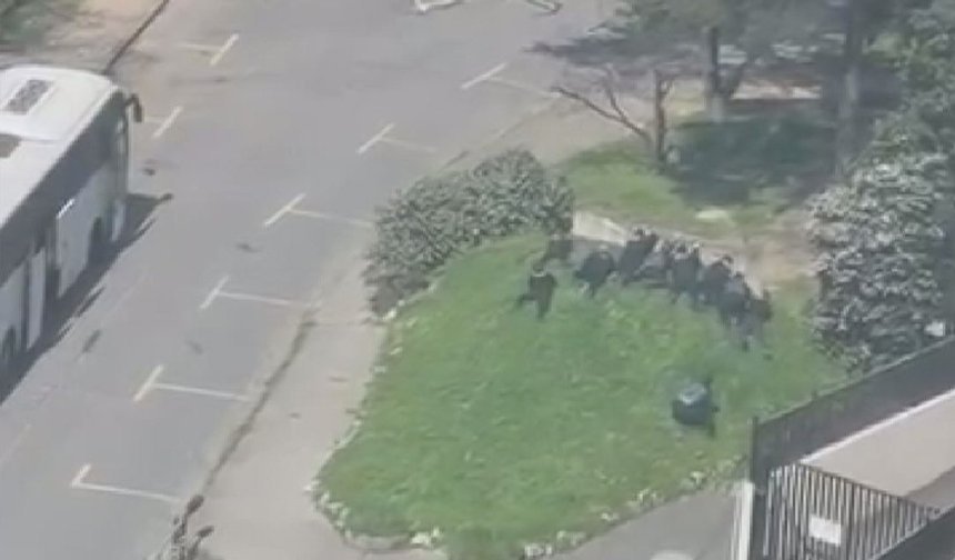 İsrail Konsolosluğu'nun da bulunduğu binanın önünde çatışma