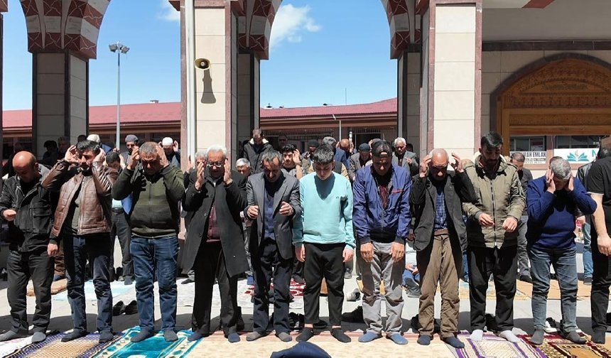 Kahramanmaraş'ta hayatını kaybeden öğretmen ve öğrenciler için gıyabi cenaze namazı kılındı