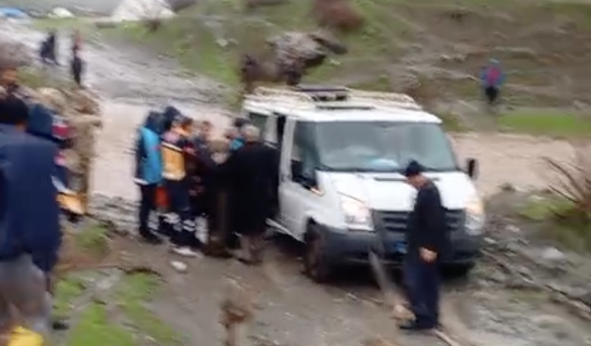Kalp krizi geçiren kadın, selin kapattığı yolda mahsur kaldığı araçta öldü