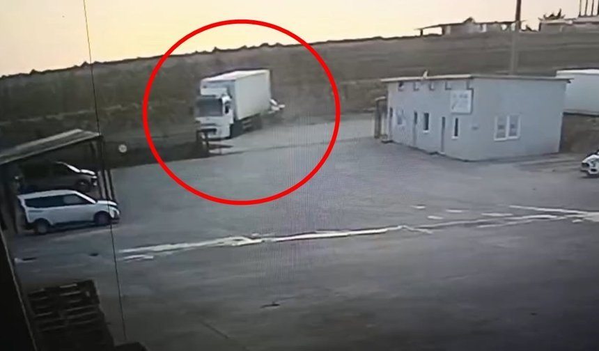 Kamyona çarpan minibüsün sürücüsü yaralandı; kaza kamerada