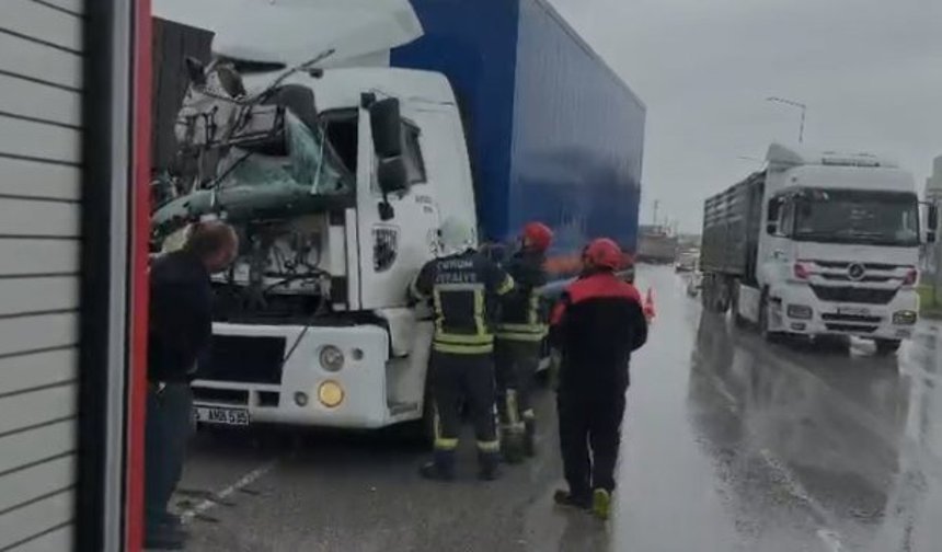 Kamyonda sıkışan şoförü, itfaiye ekipleri kurtardı