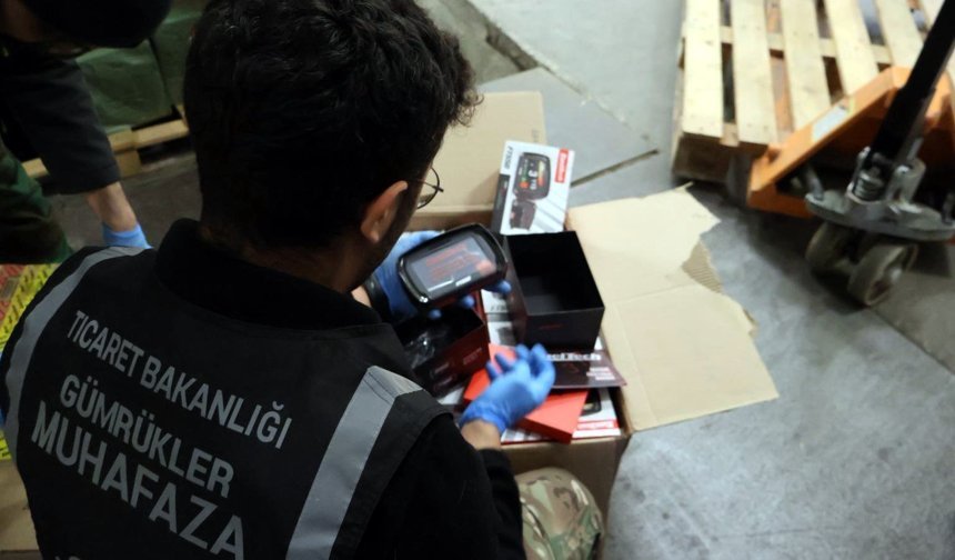 Kapıkule'de TIR'da 10 bin 400 elektronik sigara ve kaçak eşya ele geçirildi