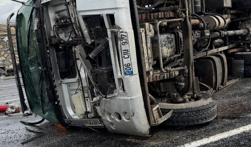 Karayolları bakım aracı ile TIR çarpıştı; 1'i ağır, 3 yaralı
