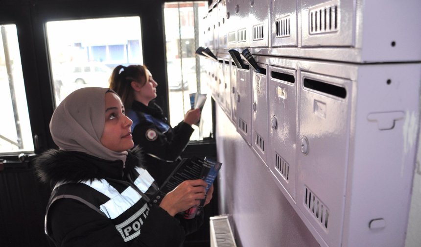 Kars'ta kadın polisler dolandırıcılara karşı ev ve iş yerlerini gezerek uyarıda bulundu