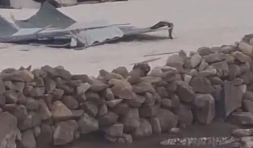 Kars'ta kuvvetli rüzgar çatıları uçurdu