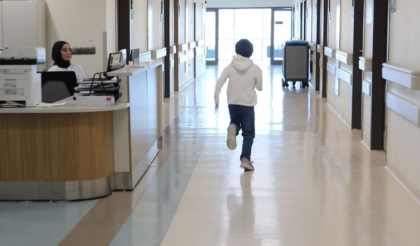 Kasığından alınan doku nakliyle ayakkabı giyip koşmaya başladı