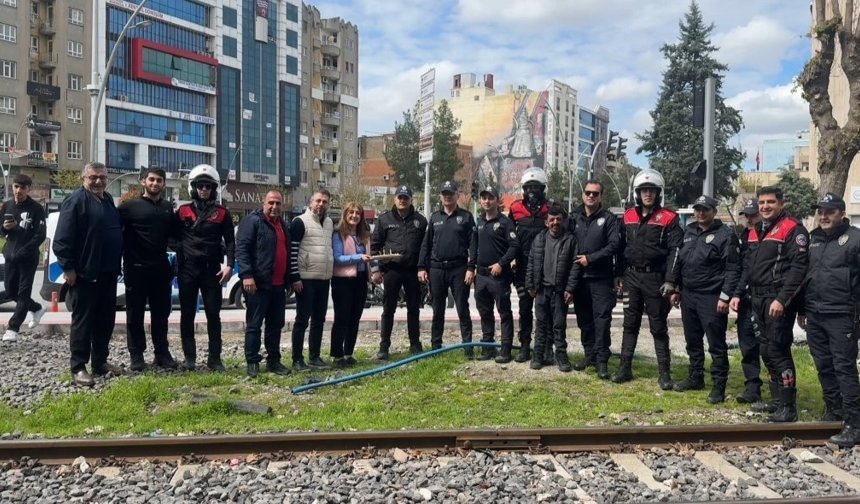 Kavga ihbarına giden polislere gazetecilerden baklavalı kutlama