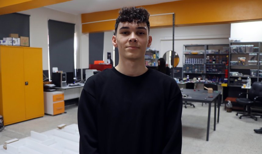 Lise öğrencileri Yunanistan'daki robot yarışmasında kategorilerinde birinci oldu