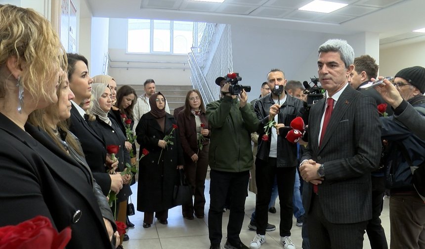 Malatya'da öğrenciler Türk bayrağı, öğretmenler karanfil ile karşılandı