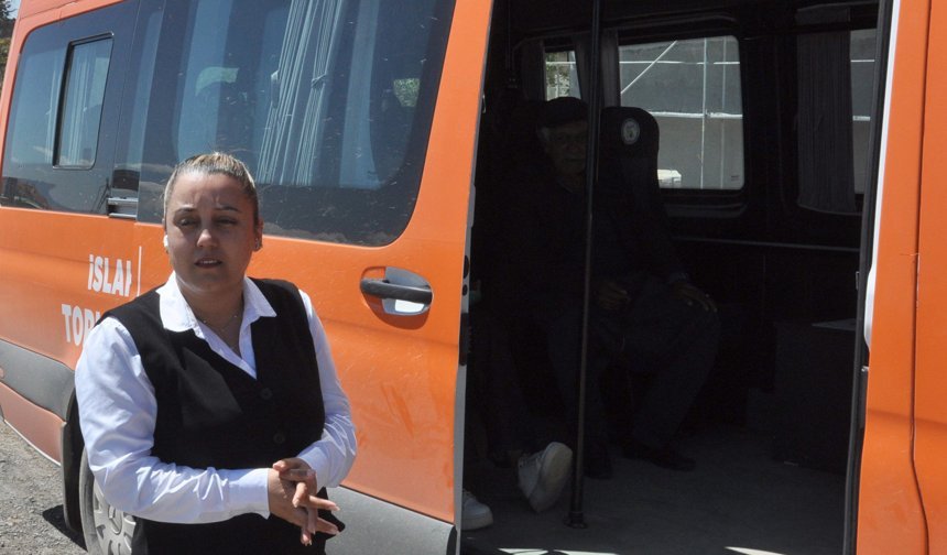 Minibüs şoförü Demet, aracında rahatsızlanan yolcuyu sağlık ekiplerine ulaştırdı