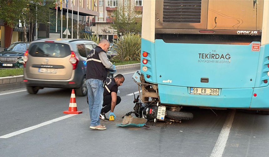 Motosiklet, duraktaki otobüse çarptı; 2 yaralı