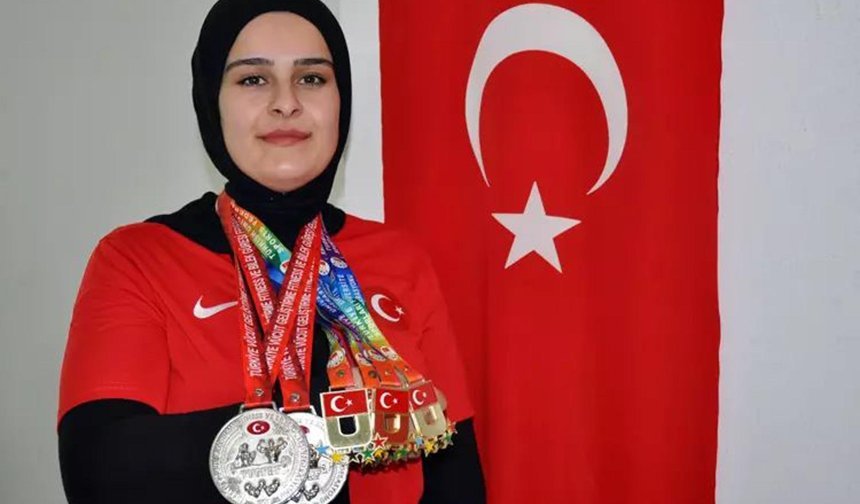 Muşlu Funda Maral, bilek güreşinde Türkiye üçüncüsü oldu