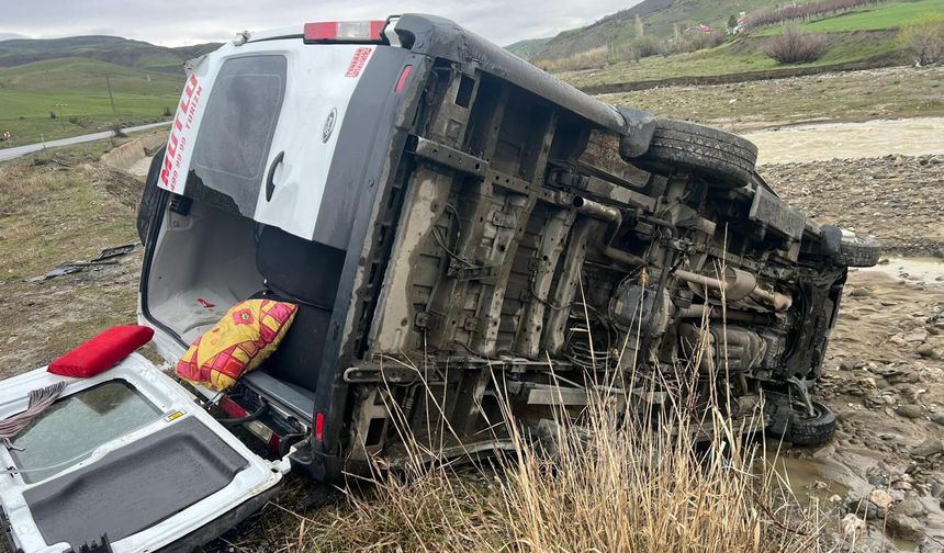 Muş'ta yolcu minibüsü dere yatağına yuvarlandı: 16 yaralı