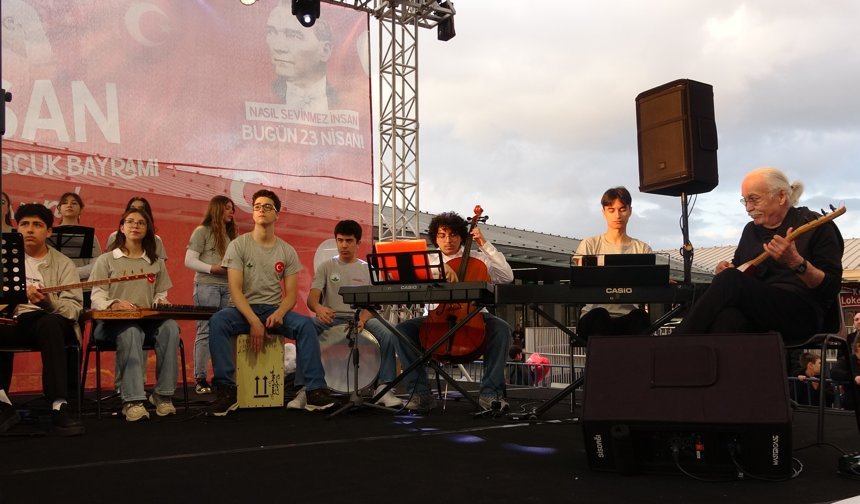 Müzisyen Cahit Berkay, Bursa'da konser verdi