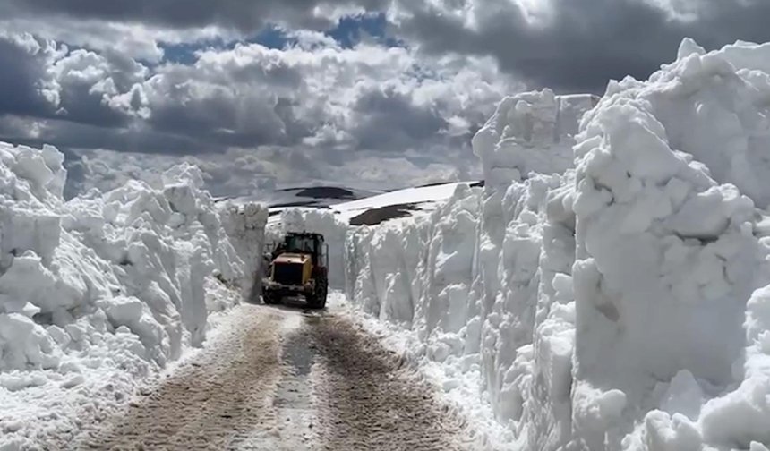 Nisan ayında 4 metre karla mücadele