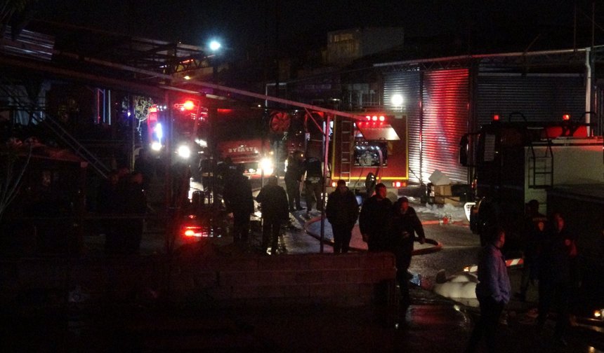 Oto elektrikçi dükkanında yangın: 1'i itfaiye personeli 2 yaralı