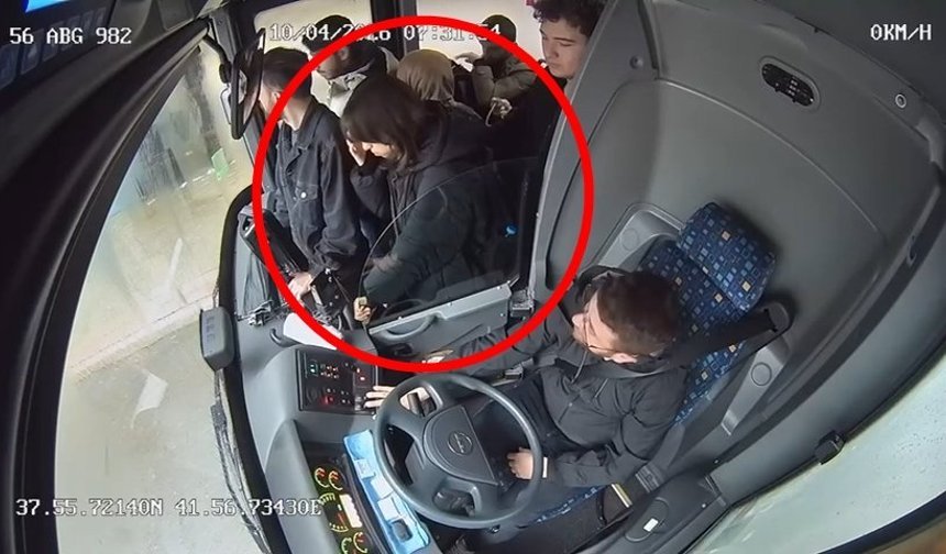 Otobüste fenalaşan kız çocuğunu, şoför hastaneye yetiştirdi; o anlar kamerada