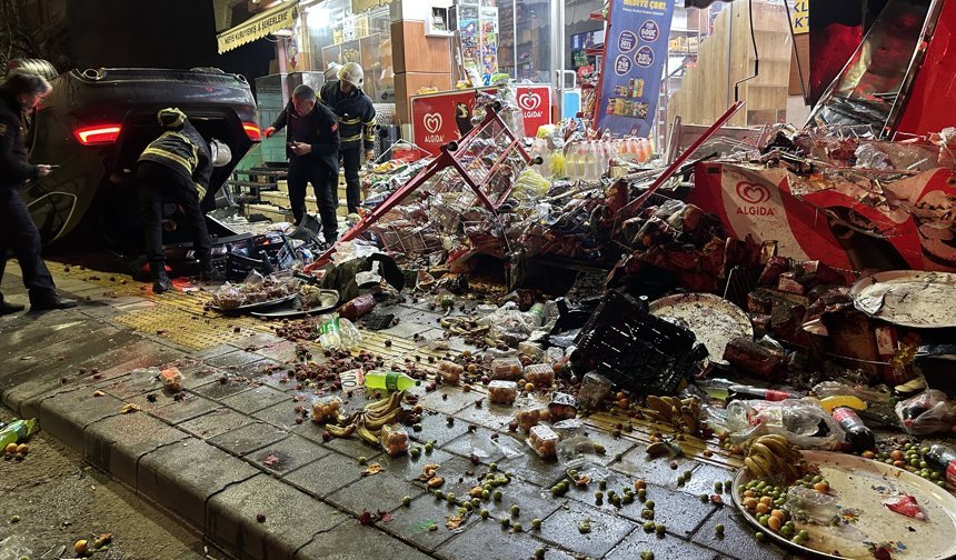 Otomobil iş yerlerine çarpıp, devrildi